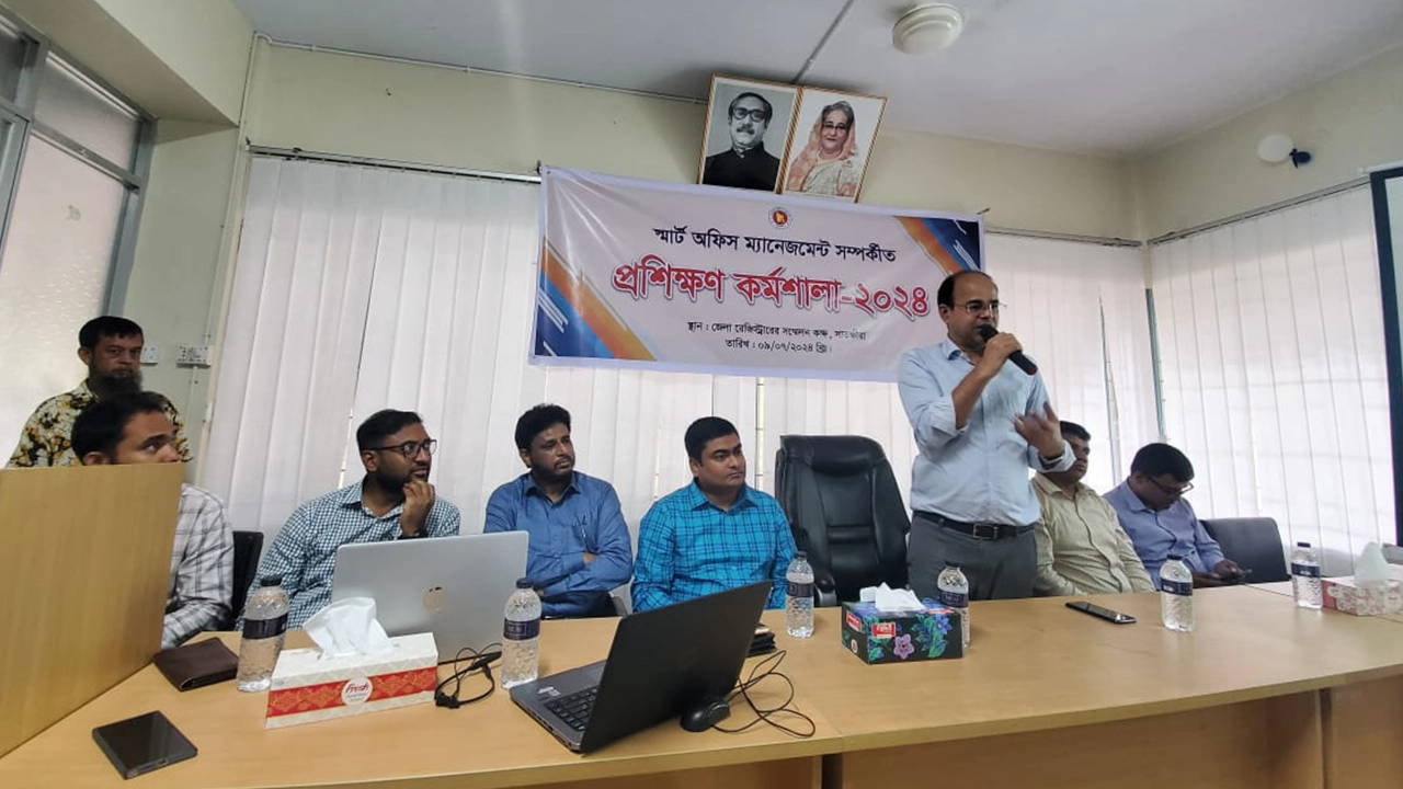 সাতক্ষীরায় দলিল লেখকদের দক্ষতা বৃদ্ধির লক্ষ্যে স্মার্ট অফিস ম্যানেজমেন্ট সম্পর্কিত প্রশিক্ষণ কর্মশালা অনুষ্ঠিত। ছবি : কালবেলা