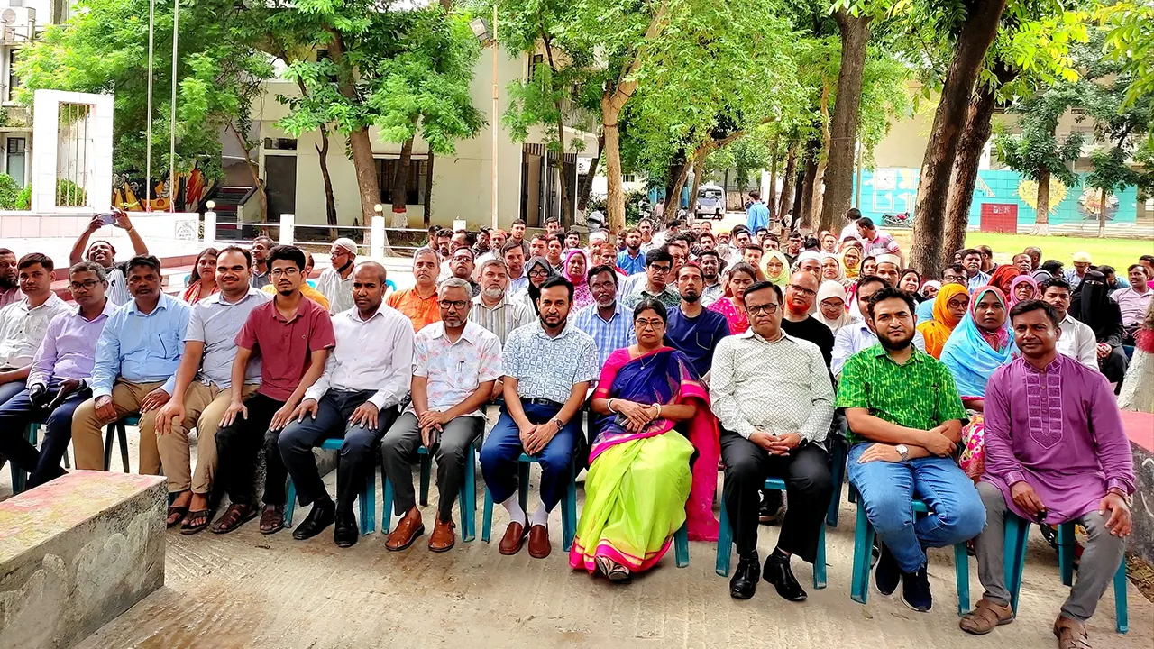 অবস্থান কর্মসূচিতে বুটেক্স কর্মকর্তা-কর্মচারীরা। ছবি : কালবেলা