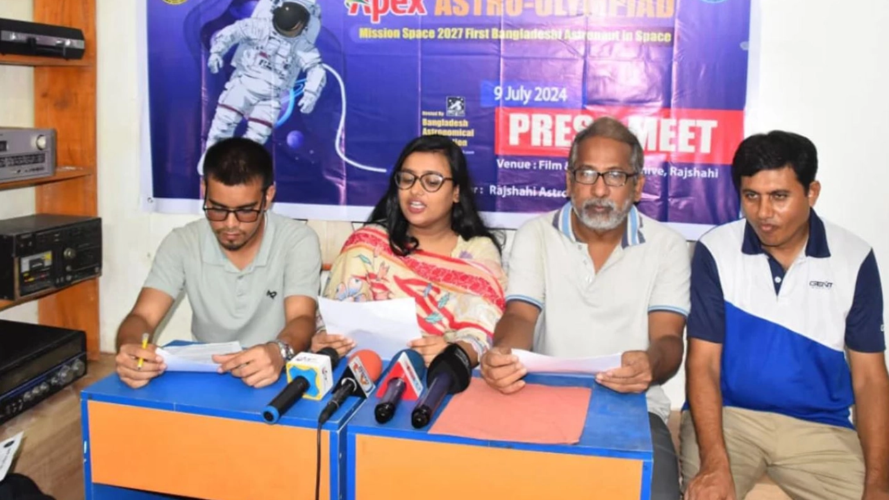 সংবাদ সম্মেলনে কথা বলছেন রাজশাহী অ্যাস্ট্রোনমি সেন্টারের নির্বাহী সদস্য আননাবা কবীর প্রকৃতি। ছবি : কালবেলা