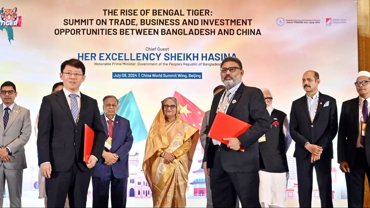বেইজিংয়ে বাংলাদেশ দূতাবাসে ‘বাংলাদেশ ও চীনের মধ্যে বাণিজ্য, ব্যবসা এবং বিনিয়োগের সুযোগ’ শীর্ষক সম্মেলনে প্রধানমন্ত্রীর সঙ্গে প্রতিনিধিরা। ছবি : সংগৃহীত