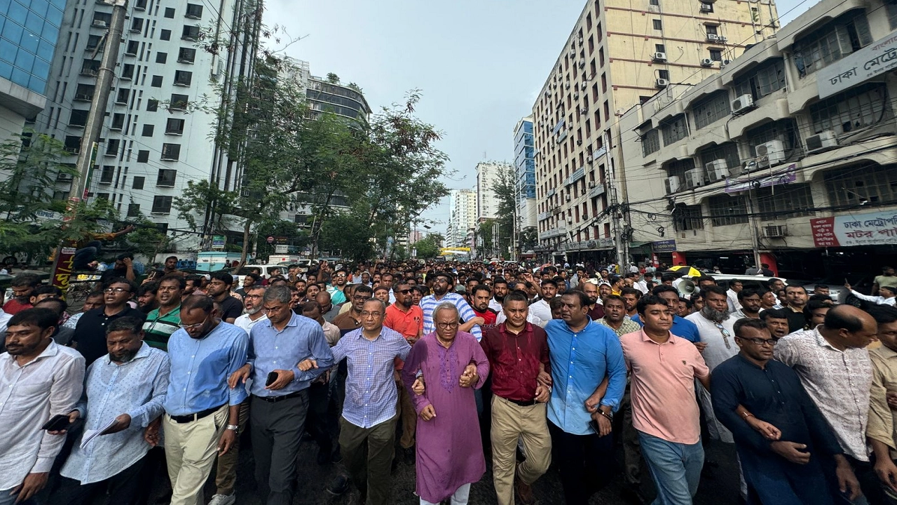নয়াপল্টনে বিএনপির কেন্দ্রীয় কার্যালয়ের সামনে যুবদলের নবগঠিত কমিটিকে স্বাগত জানিয়ে আনন্দ মিছিলের আগে বক্তব্য দেন রুহুল কবির রিজভী। ছবি : কালবেলা