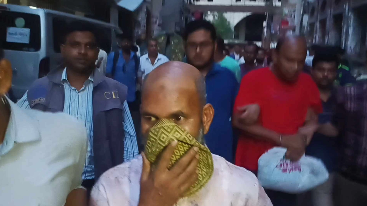আদালত থেকে কারাগারে পাঠানো হচ্ছে পিএসসির চেয়ারম্যানের সাবেক গাড়িচালক সৈয়দ আবেদ আলী জীবনসহ সাত আসামিকে। ছবি : কালবেলা