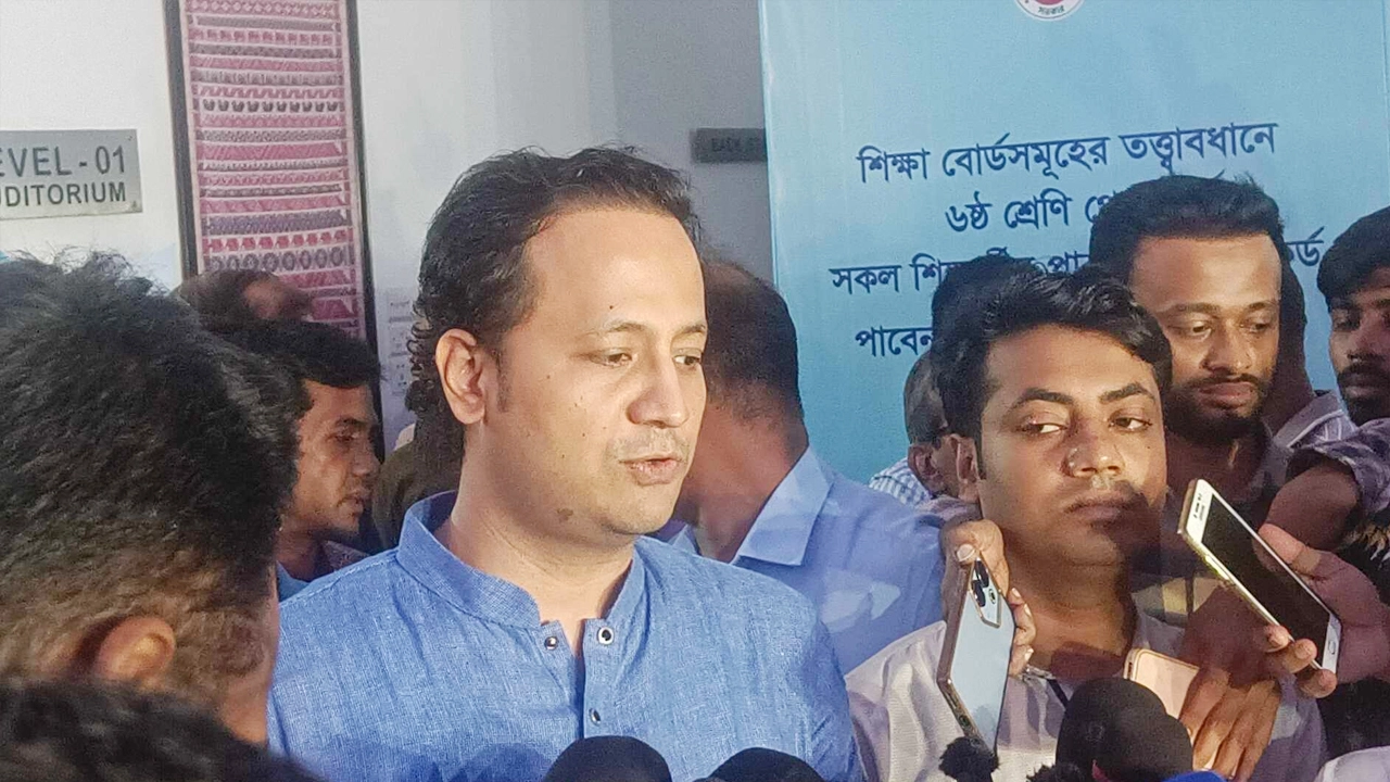 আন্তর্জাতিক মাতৃভাষা ইনস্টিটিউট মিলনায়তনে এক অনুষ্ঠান শেষে সাংবাদিকদের সঙ্গে কথা বলেন শিক্ষামন্ত্রী। ছবি : কালবেলা