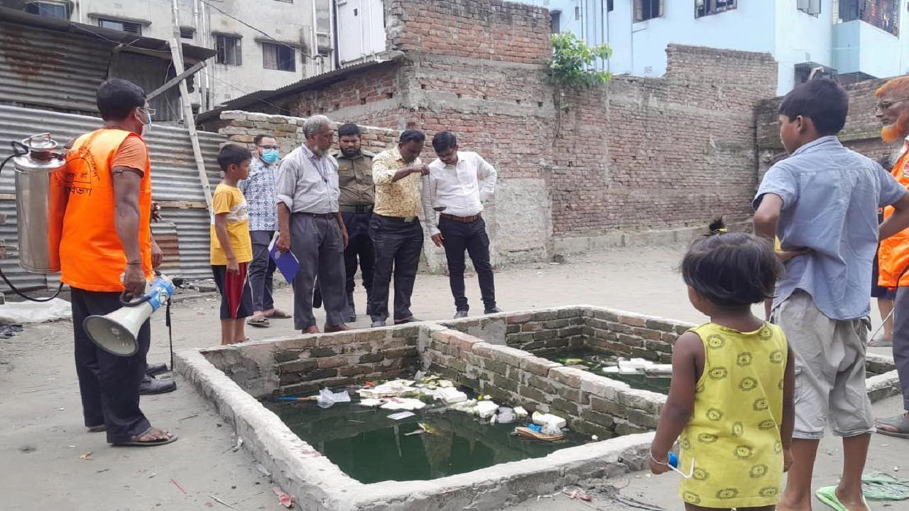 এডিস মশার লার্ভা পাওয়ায় ১৩টি নির্মাণাধীন ভবন ও বাসাবাড়ির মালিককে জরিমানা করেছেন ডিএসসিসির ভ্রাম্যমাণ আদালত। ছবি : কালবেলা