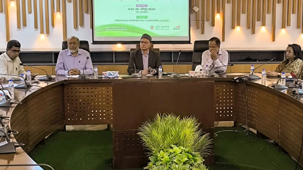 রাজধানীর তেজগাঁওয়ের ভূমি ভবনের সম্মেলন কক্ষে আয়োজিত ‘রাজস্ব মামলা ব্যবস্থাপনা সিস্টেম বাস্তবায়নে অ্যালামস-এর সম্পৃক্ততা’ বিষয়ক কর্মশালায় বক্তারা। ছবি : কালবেলা