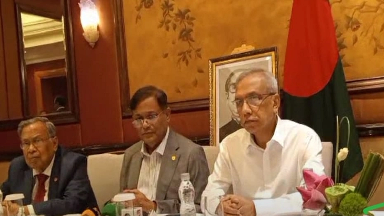 বেইজিংয়ের সেন্ট রেজিস হোটেলে প্রেস ব্রিফিংয়ে কথা বলেন পররাষ্ট্রমন্ত্রী ড. হাছান মাহমুদ। ছবি : সৌজন্য 