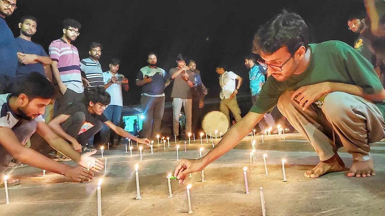 মোমবাতি প্রজ্বলন করে কোটার বিরুদ্ধে আন্দোলন করে খুবি শিক্ষার্থীরা। ছবি : কালবেলা