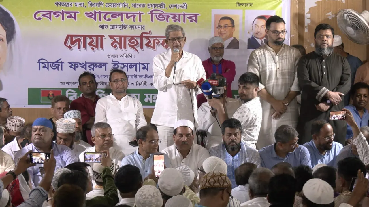 নয়াপল্টনে মহানগর বিএনপি কার্যালয়ে দোয়া মাহফিলে মহাসচিব মির্জা ফখরুল ইসলাম আলমগীর। ছবি : সংগৃহীত