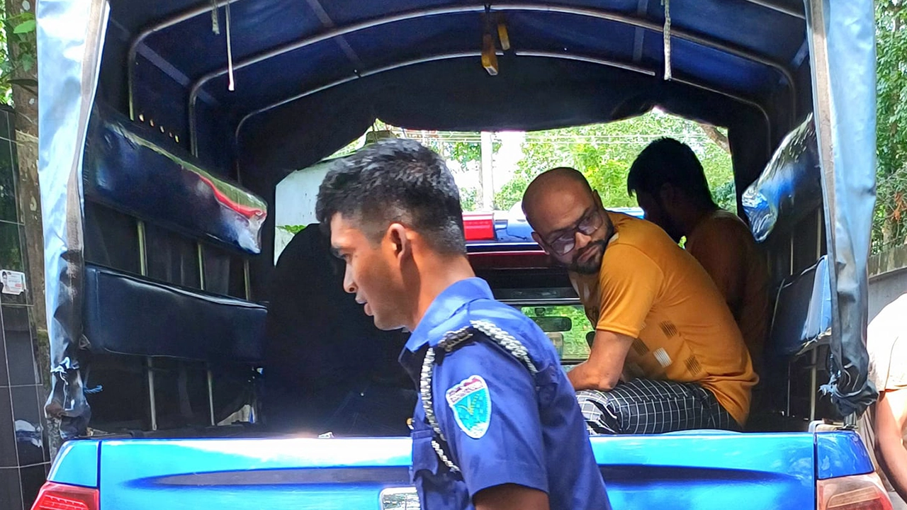 শ্রীমঙ্গলে আবাসিক হোটেল থেকে তিন তরুণ-তরুণীকে আটক করেছে পুলিশ। ছবি : কালবেলা