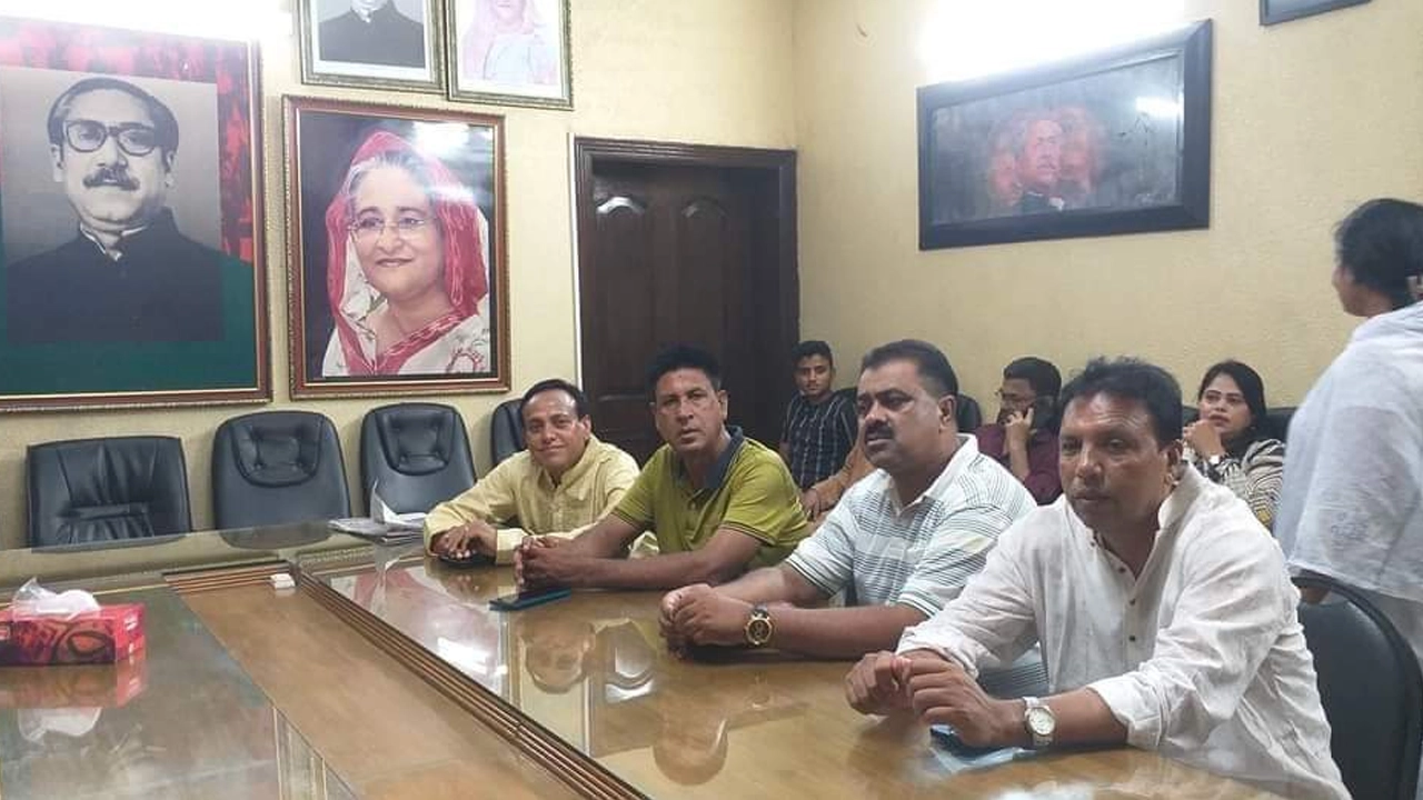 সাতক্ষীরার আশাশুনি উপজেলা আওয়ামী লীগের নেতারা। ছবি : কালবেলা