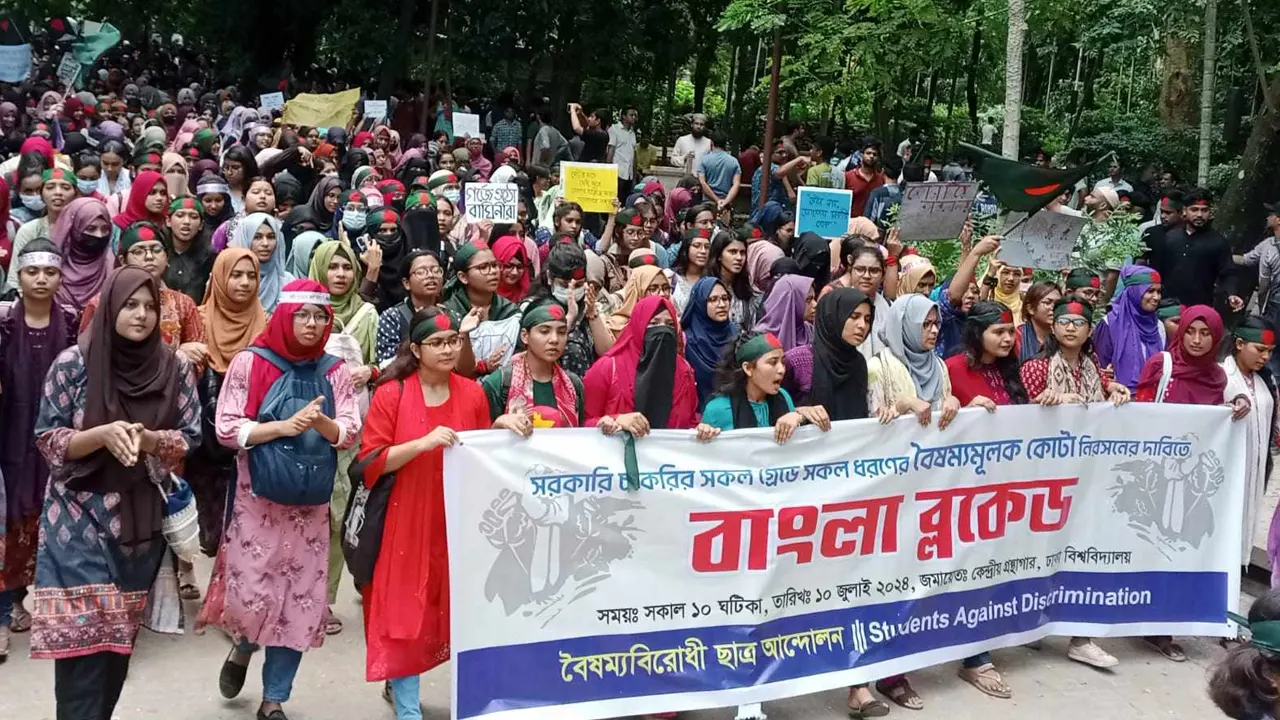 সকাল-সন্ধ্যা সর্বাত্মক ‘বাংলা ব্লকেড’ শুরু করেছেন ঢাকা বিশ্ববিদ্যালয়ের (ঢাবি) শিক্ষার্থীরা। ছবি : সংগৃহীত