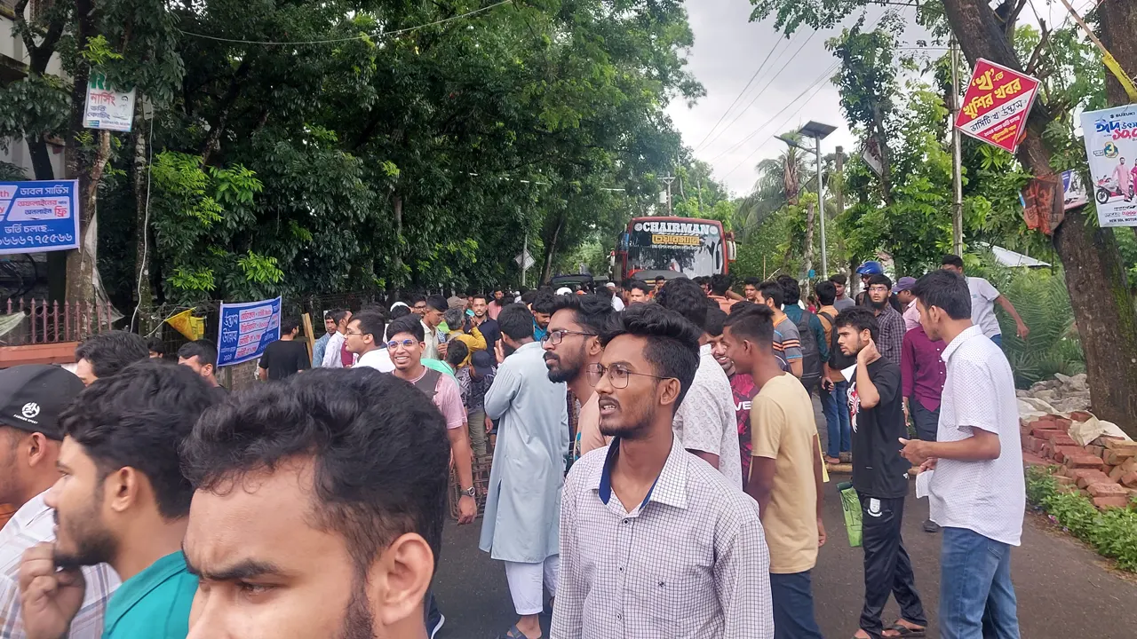 শিক্ষার্থীদের আন্দোলনে পটুয়াখালী-বাউফল সড়কে যান চলাচল বন্ধ হয়ে গেছে। ছবি : কালবেলা