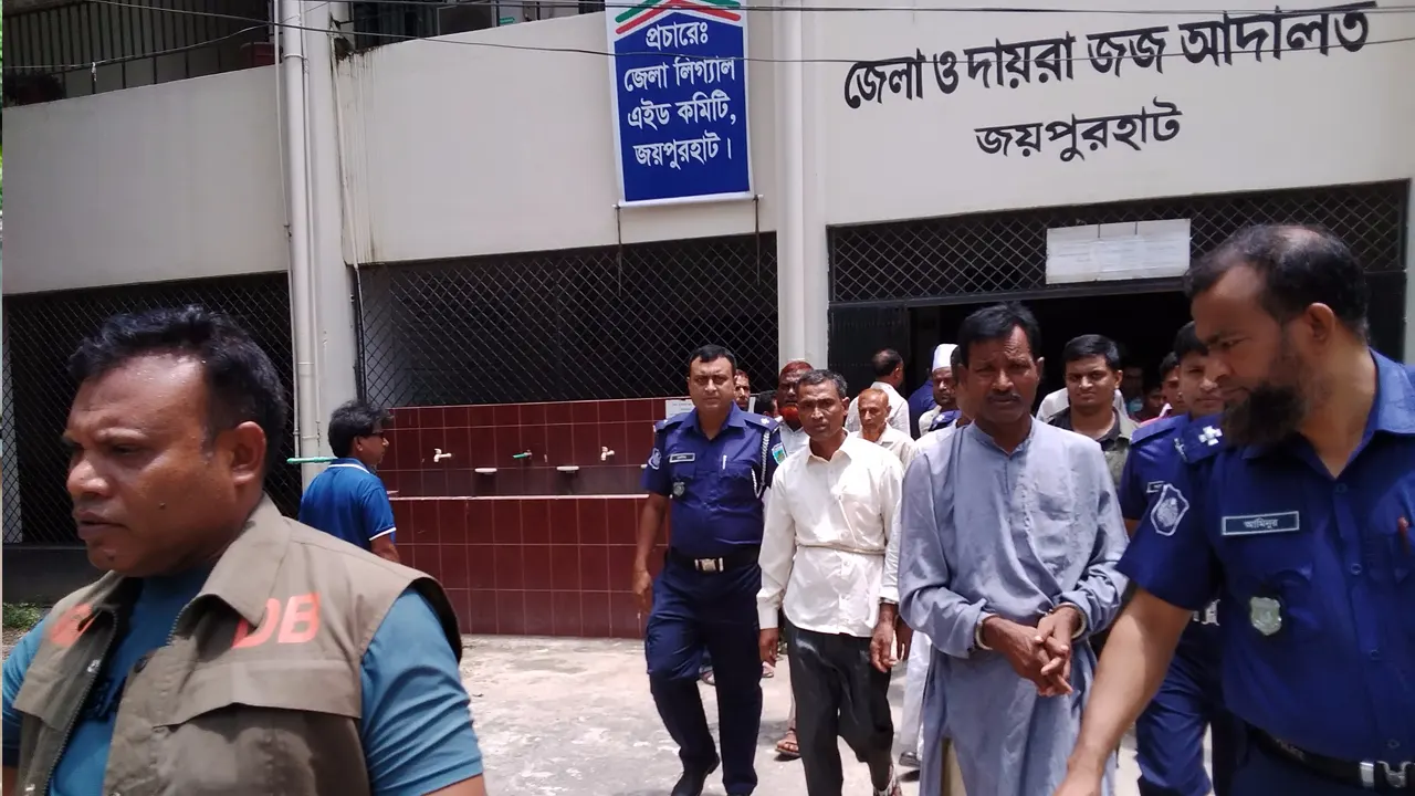রায় ঘোষণার পর সাজাপ্রাপ্তদের জয়পুরহাট কারাগারে নেওয়া হচ্ছে। ছবি : কালবেলা