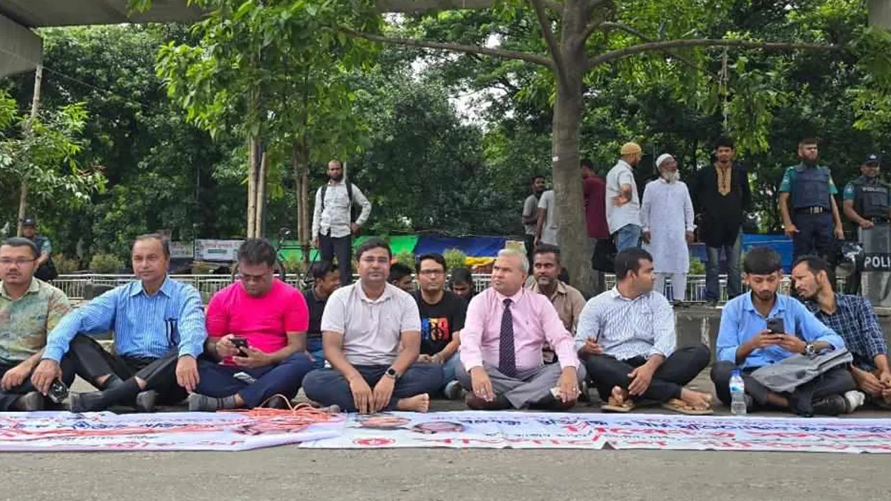 বিক্ষোভ সমাবেশ কর্মসূচি পালন করেছে বাংলাদেশ মুক্তিযুদ্ধ মঞ্চ। ছবি : কালবেলা