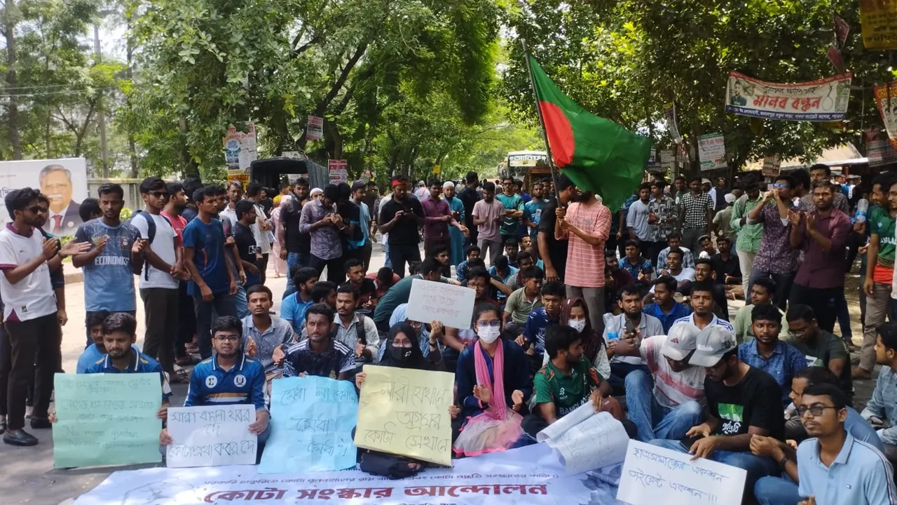 পাবনা-ঢাকা মহাসড়ক অবরোধ করে অবস্থান কর্মসূচি পালন করেছেন পাবিপ্রবি শিক্ষার্থীরা। ছবি : কালবেলা
