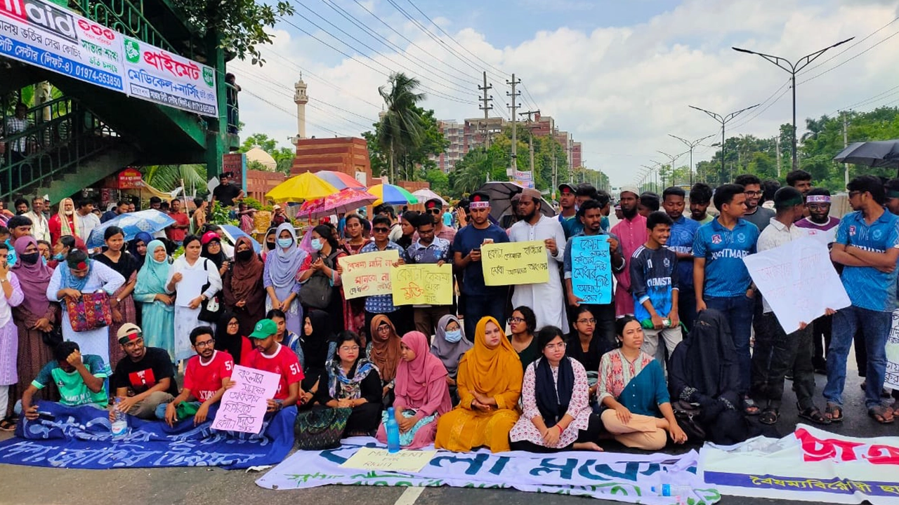 জাবি শিক্ষার্থীদের ঢাকা-আরিচা মহাসড়ক অবরোধ। ছবি : কালবেলা