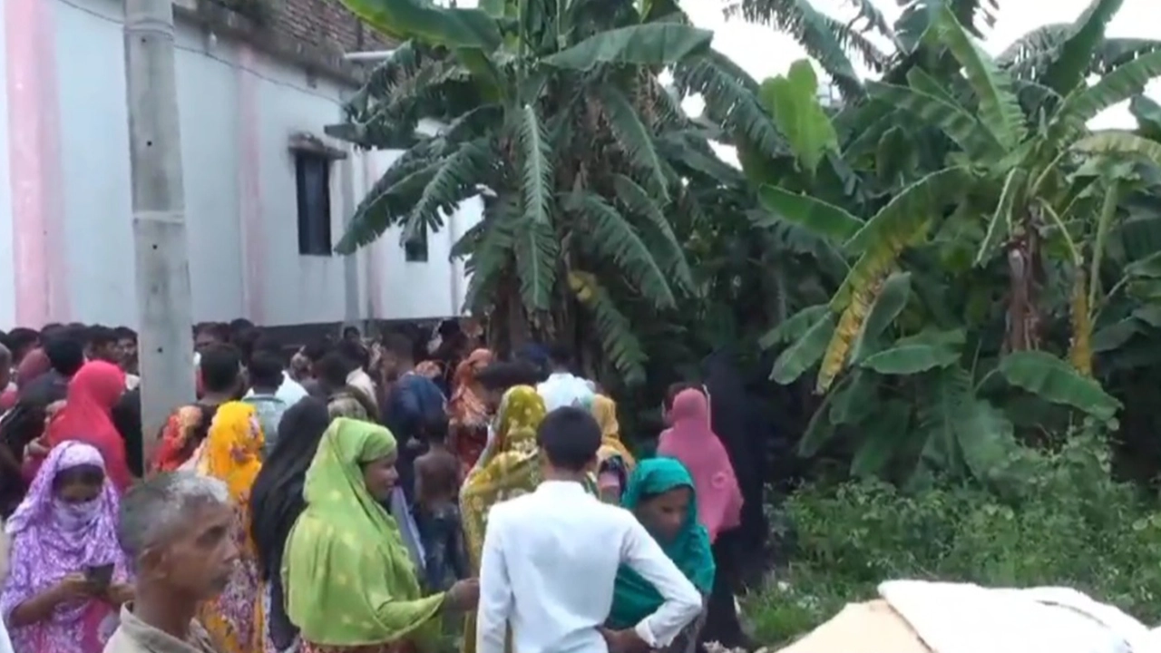 গাজীপুরের কোনাবাড়িতে শিশুর অর্ধগলিত মরদেহের ঘটনায় স্থানীয়দের ভিড়। ছবি : কালবেলা