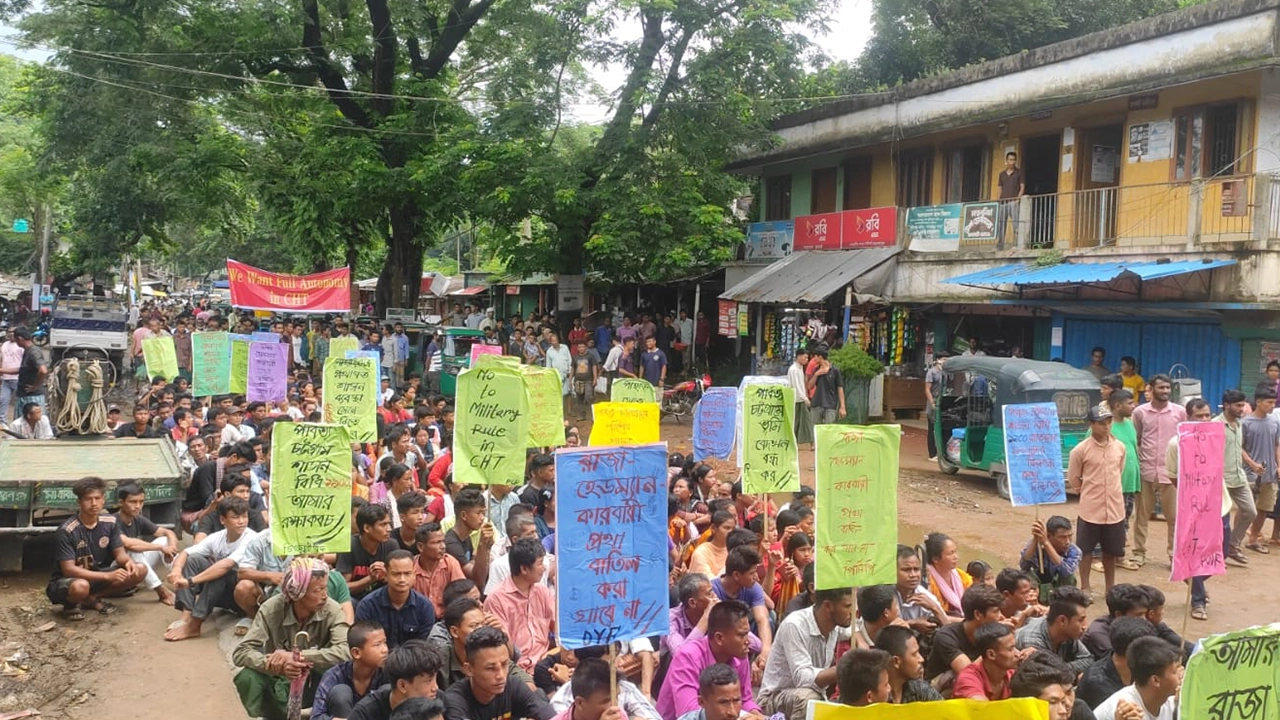 রাঙামাটি-চট্টগ্রাম মহাসড়কের বেতবুনিয়া বাজারে সড়ক অবরোধ করে ইউপিডিএফের বিক্ষোভ। ছবি : কালবেলা