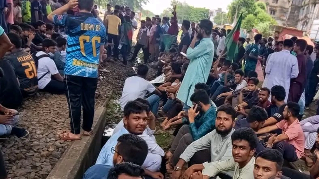 রেলপথ অবরোধ করে রেখেছে কোটা আন্দোলনকারীরা। ছবি : কালবেলা