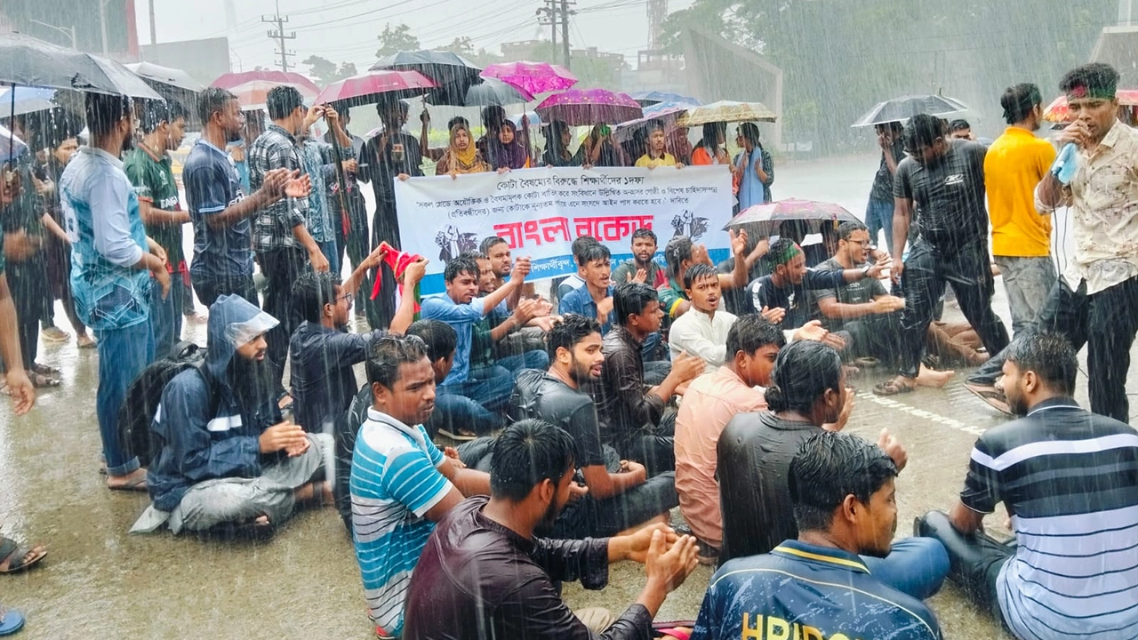 বৃষ্টি উপেক্ষা করে কোটাবিরোধী আন্দোলনে শাবিপ্রবির শিক্ষার্থীরা। ছবি : কালবেলা