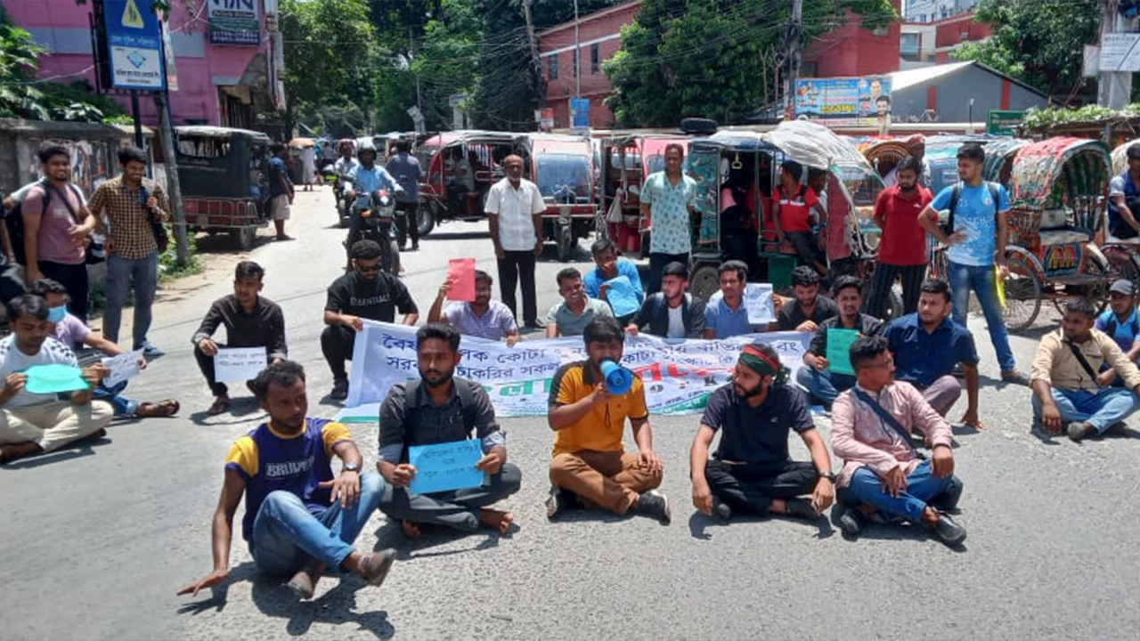 ফরিদপুর শহরের মুজিব সড়কের সুপার মার্কেটের সামনে সড়কে যান চলাচল থামিয়ে শিক্ষার্থীদের অবরোধ। ছবি : কালবেলা