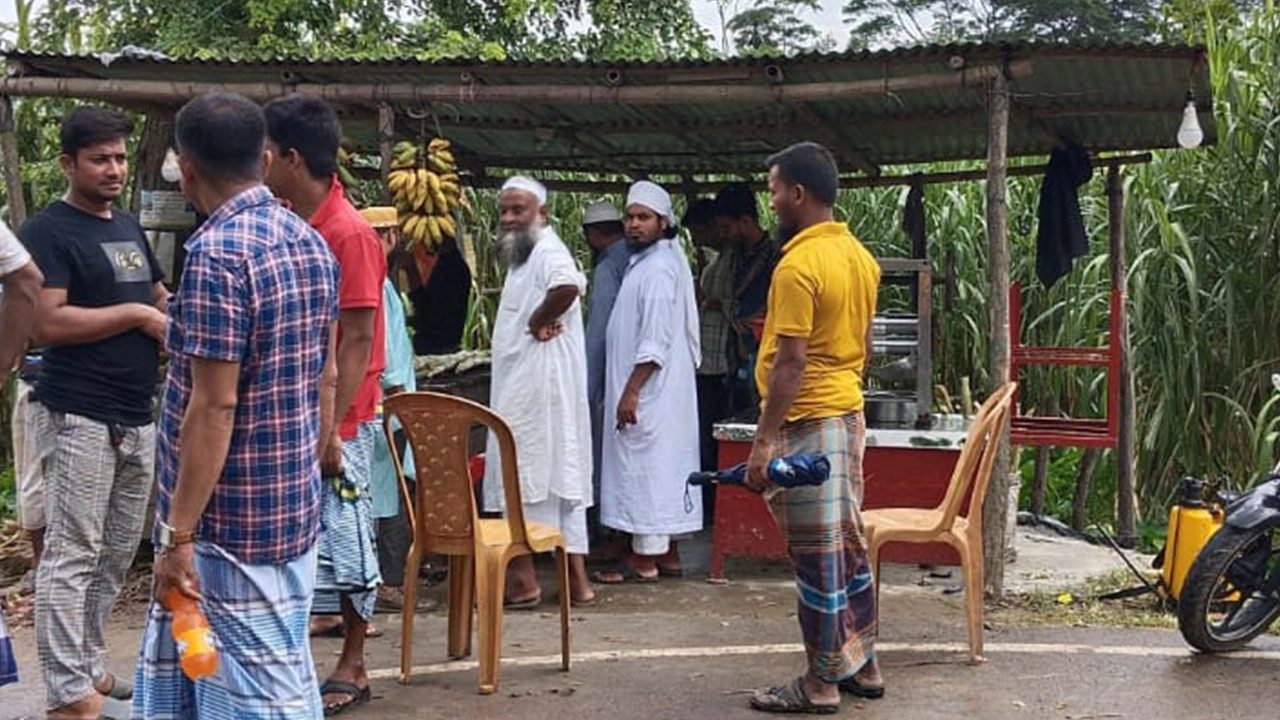 নলছিটির আ. রব সরদারের আখের রসের দোকানে ক্রেতাদের ভিড়। ছবি : কালবেলা