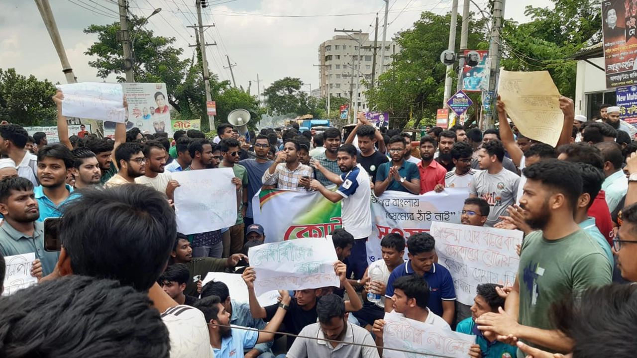 গাজীপুর সড়োক অবরোধ করেন ডুয়েট শিক্ষার্থীরা। ছবি : কালবেলা