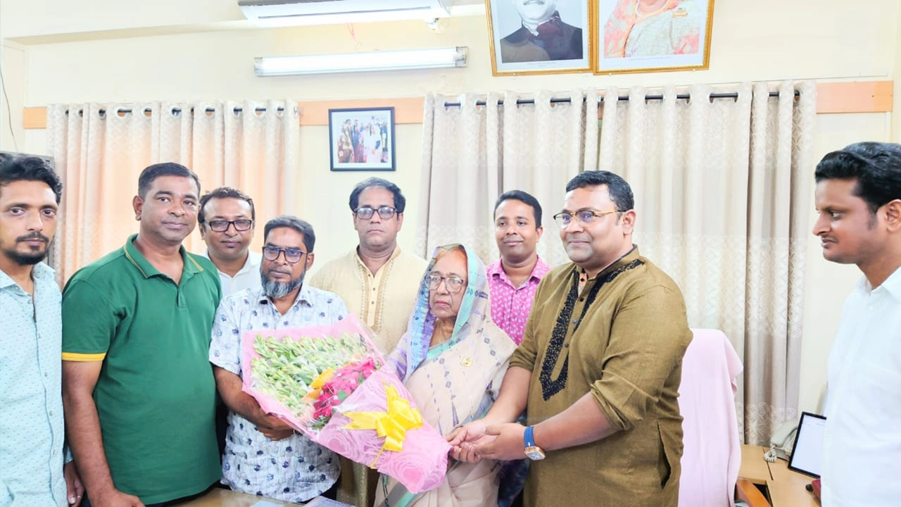 বিএমডিএ চেয়ারম্যান বেগম আখতার জাহানের সঙ্গে রাজশাহী মহানগর আওয়ামী যুবলীগের নবনির্বাচিত কমিটির  সৌজন্য সাক্ষাৎ। ছবি : কালবেলা