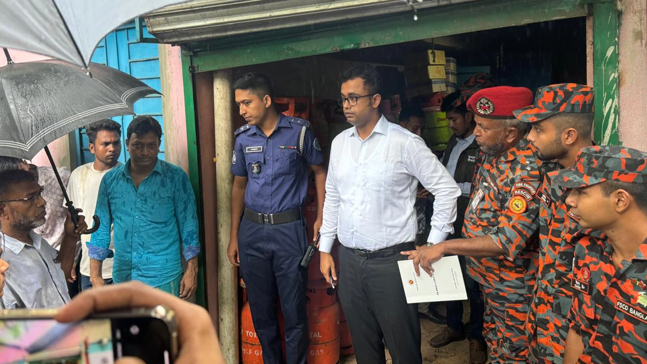 সীতাকুণ্ড উপজেলা নির্বাহী কর্মকর্তা ও নির্বাহী ম্যাজিস্ট্রেট এম রফিকুল ইসলামের নেতৃত্বে ভ্রাম্যমাণ আদালতের অভিযান। ছবি : কালবেলা