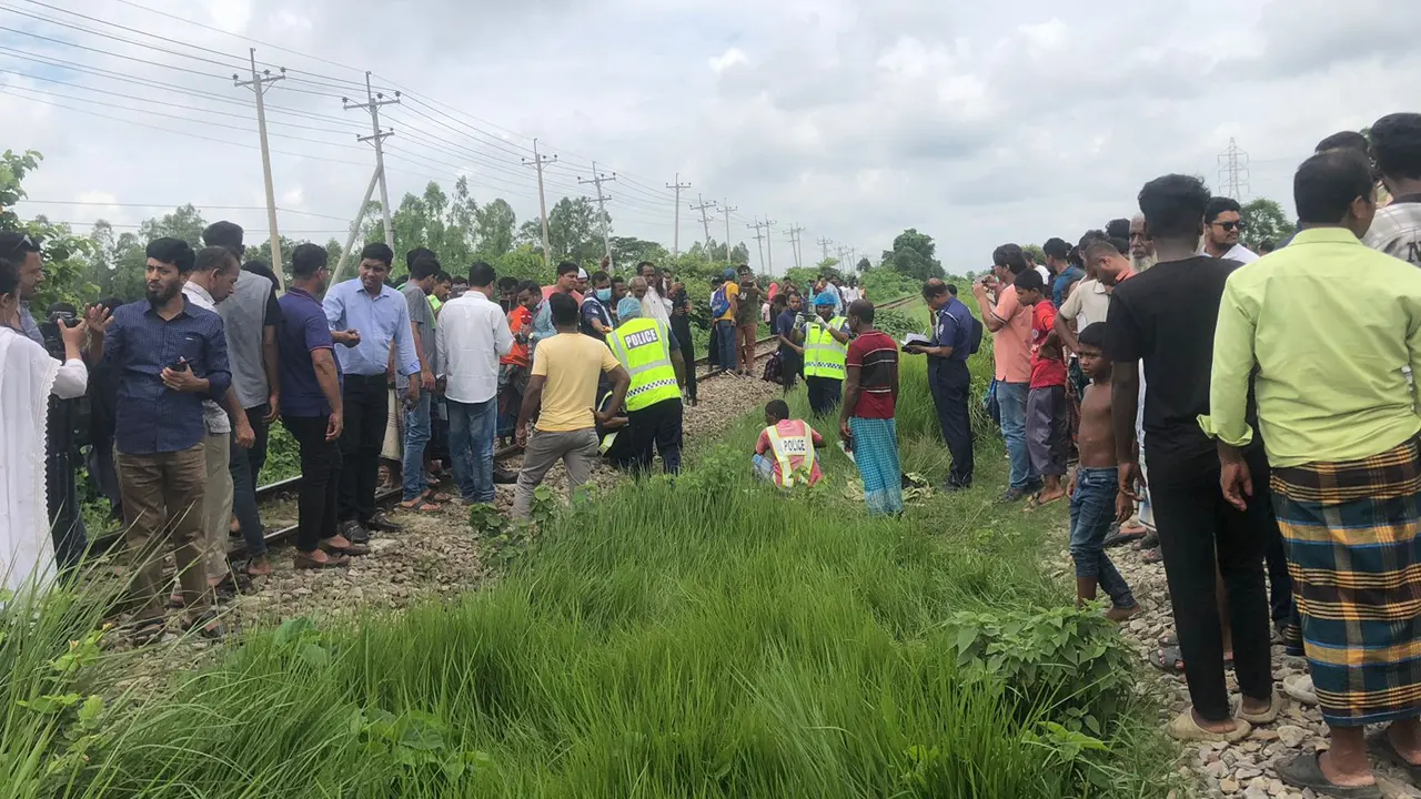 ট্রেনে কাটা পড়ে পাঁচজনের মৃত্যুর ঘটনায় ঘটনাস্থলে স্থানীয়দের ভিড়। ছবি : কালবেলা