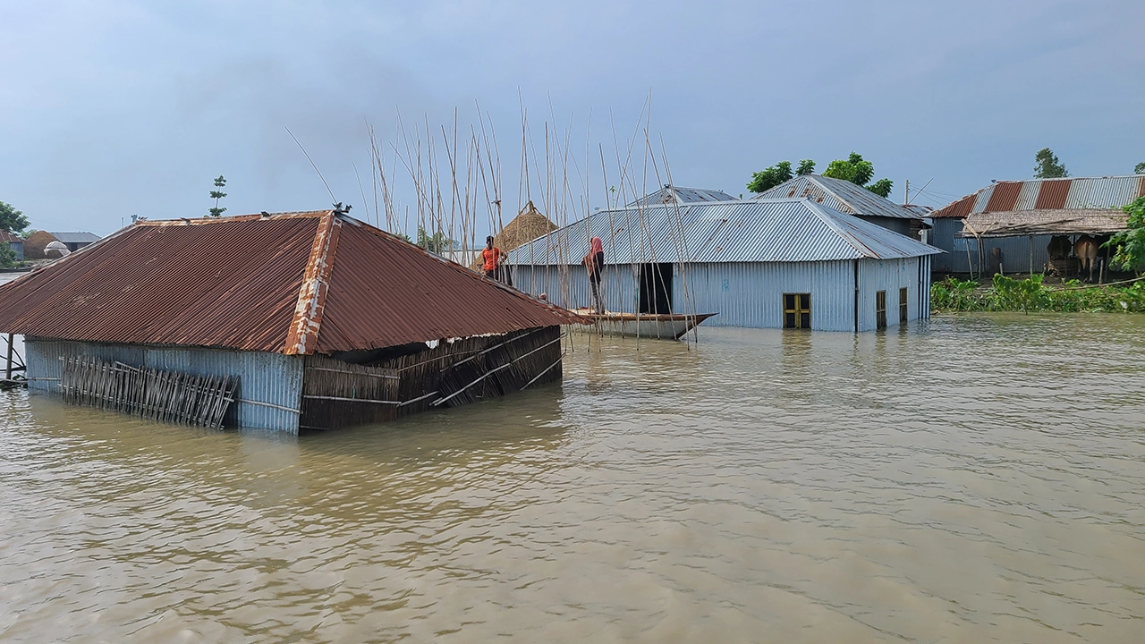 কুড়িগ্রামে বন্যা পরিস্থিতি একটি খণ্ড চিত্র। ছবি : কালবেলা