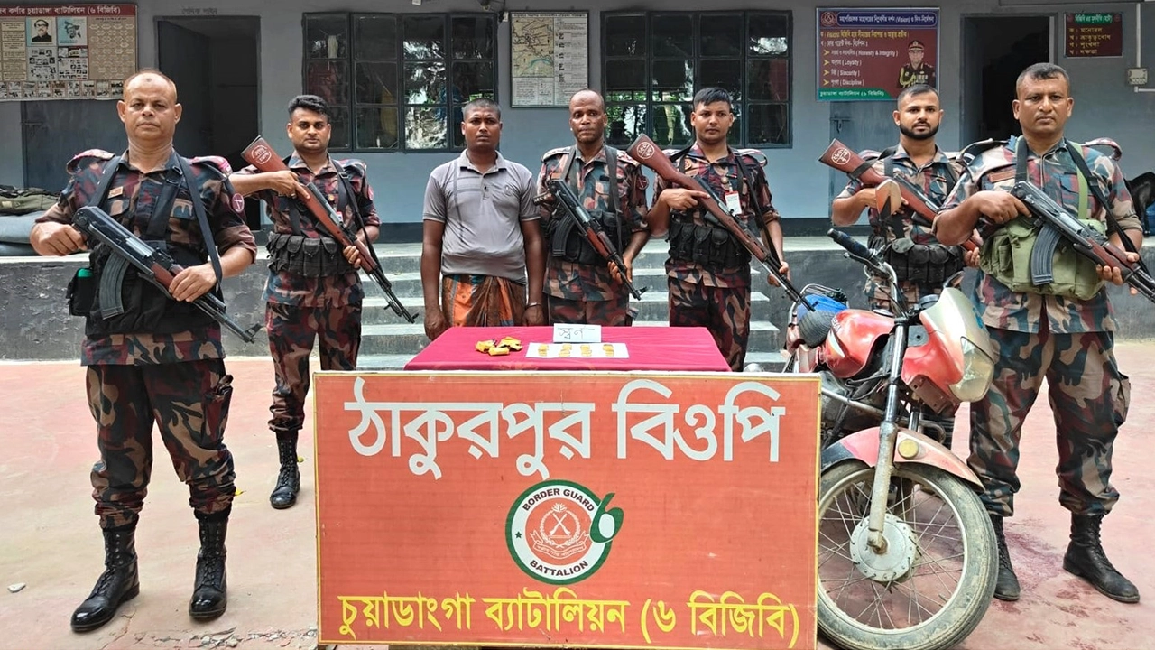 চুয়াডাঙ্গার দামুড়হুদায় ৮টি সোনার বারসহ একজন আটক। ছবি : কালবেলা