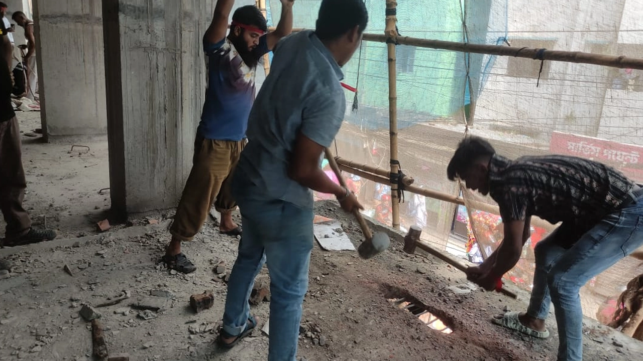 ভাঙা হচ্ছে সিমপ্লেক্স ডেভেলপারস লিমিটেডের অবৈধ স্থাপনা। ছবি : কালবেলা