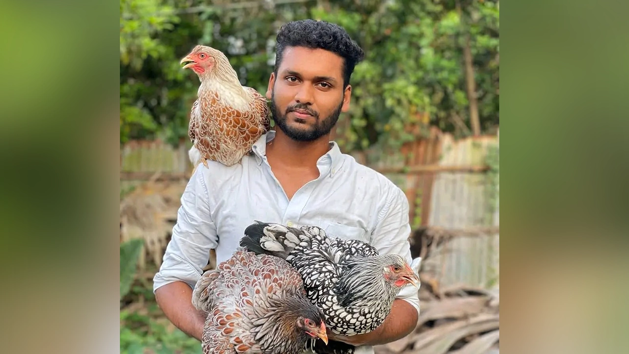 বিদেশি জাতের মুরগি নিয়ে বাগেরহাটের কলেজ পড়ুয়া শিক্ষার্থী আহমেদ শুভ। ছবি : কালবেলা