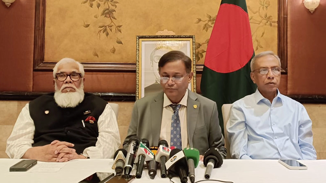 বেইজিংয়ের সেন্ট রেজিস হোটেলে প্রেস ব্রিফিংয়ে পররাষ্ট্রমন্ত্রী ড. হাছান মাহমুদ ও অন্যরা। ছবি : সংগৃহীত