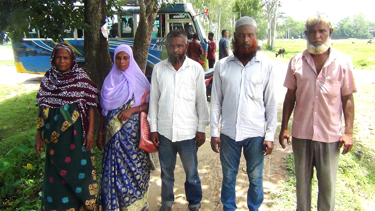 সরকারি ঘর দেওয়ার কথা বলে অর্থ আত্মসাতের ঘটনায় ভুক্তভোগীরা। ছবি : কালবেলা