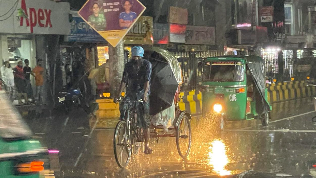 সিলেট শহরে ভারি বৃষ্টিপাতের মধ্যে গন্তব্যে ছুটছে রিকশা-সিএনজিচালিত অটোরিকশা। ছবি : কালবেলা