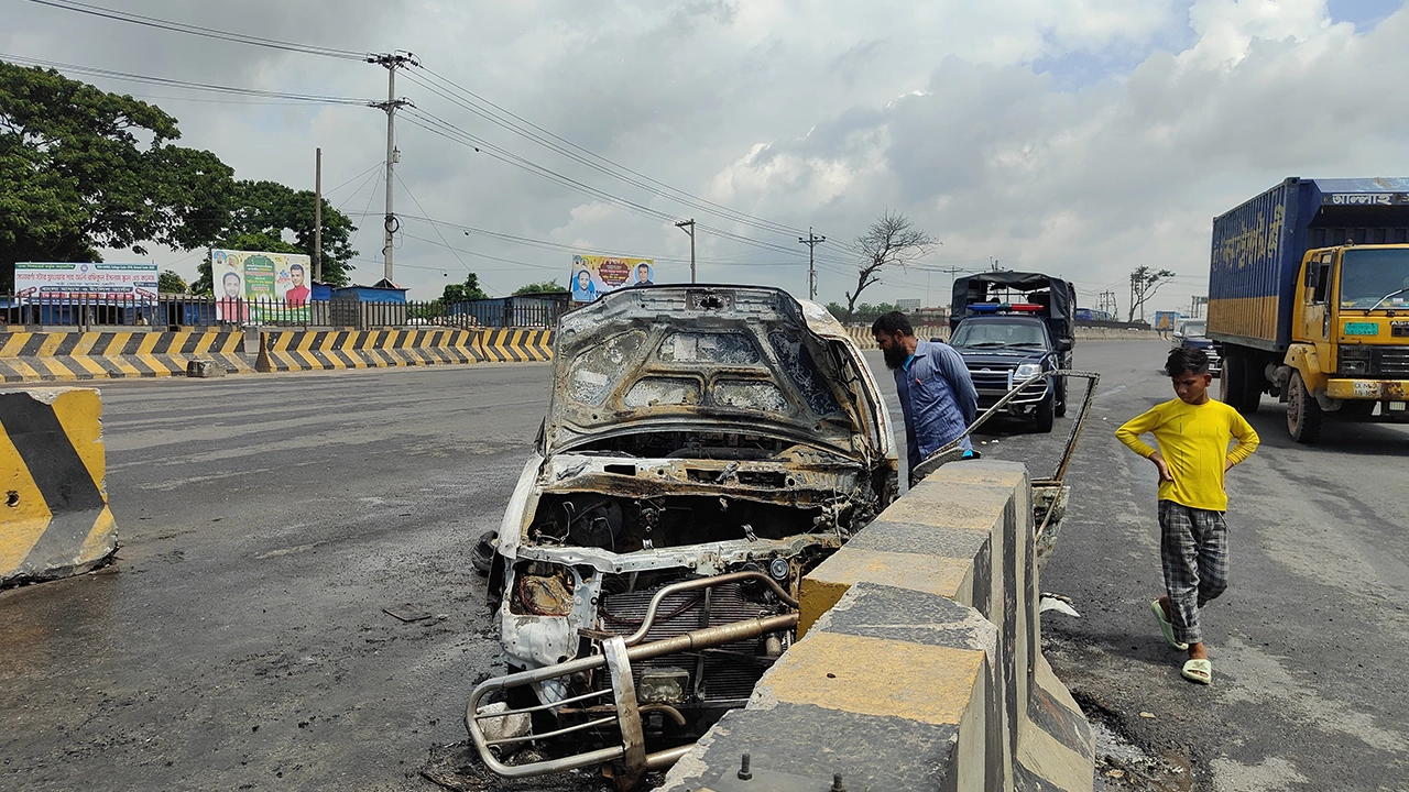 মেঘনাঘাট টোলপ্লাজা এলাকার চট্টগ্রামমুখী লেনে আগুন লেগে পুড়ে যাওয়া প্রাইভেটকার। ছবি : কালবেলা