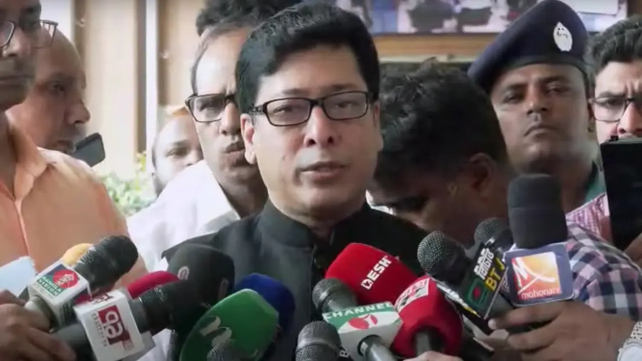 সচিবালয়ের নিজ দপ্তরে জনপ্রশাসনমন্ত্রী ফরহাদ হোসেন। ছবি : সংগৃহীত