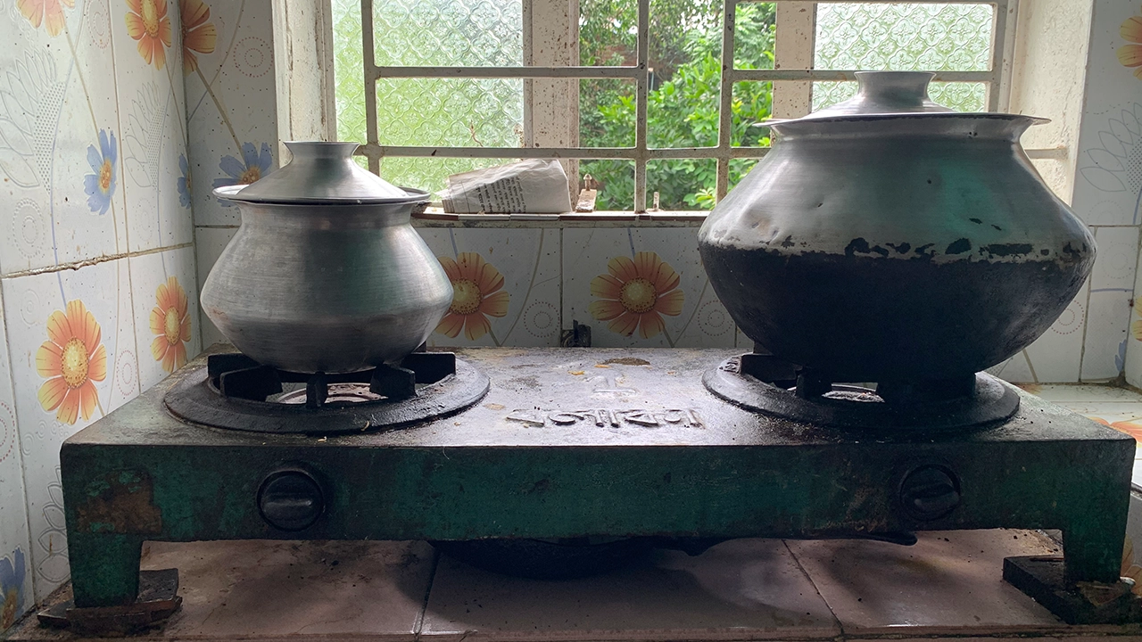 কুমিল্লা নগরীতে গ্যাস সরবরাহ বন্ধ থাকায় জ্বলছে না চুলা। ছবি : কালবেলা