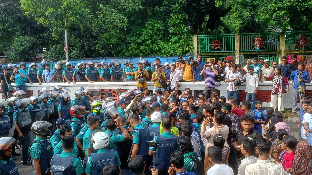 চবিতে আন্দোলনরত শিক্ষার্থী ও পুলিশের মুখোমুখি অবস্থান। ছবি : কালবেলা