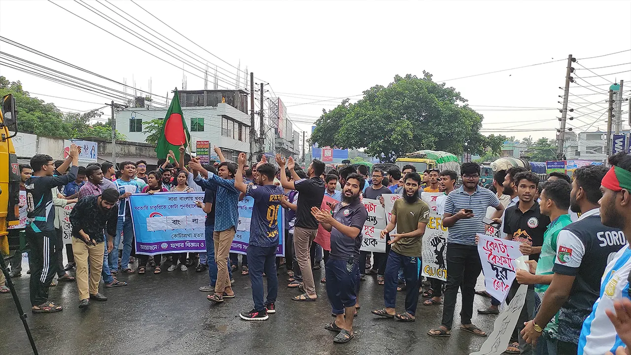 যশোরের পালবাড়ি মোড়ে ব্যারিকেড দিয়ে কর্মসূচি পালন করছেন আন্দোলনকারী শিক্ষার্থীরা। ছবি : কালবেলা