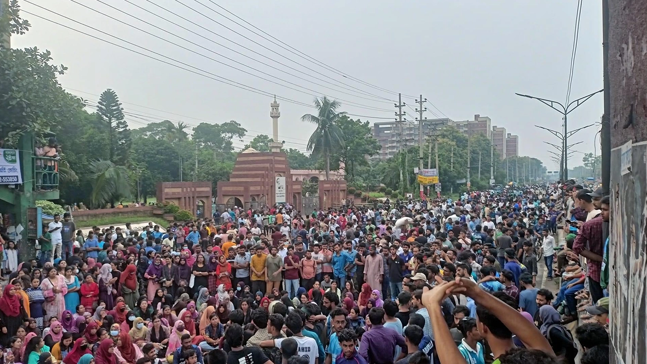 ঢাকা-আরিচা মহাসড়ক অবরোধ জাবি শিক্ষার্থীদের। ছবি : কালবেলা