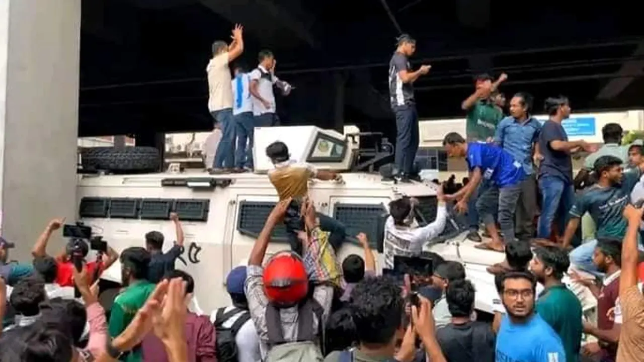 পুলিশের বাধা অতিক্রম করে সাঁজোয়া যানে উঠে পড়ে আন্দোলনকারীরা। ছবি : সংগৃহীত