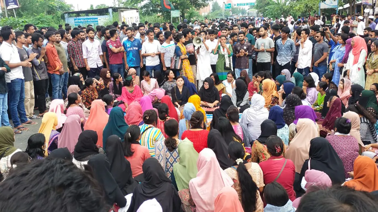 কোটাপদ্ধতি সংস্কারের দাবিতে আন্দোলনে বরিশাল বিশ্ববিদ্যালয়ের (ববি) শিক্ষার্থীরা। ছবি : কালবেলা