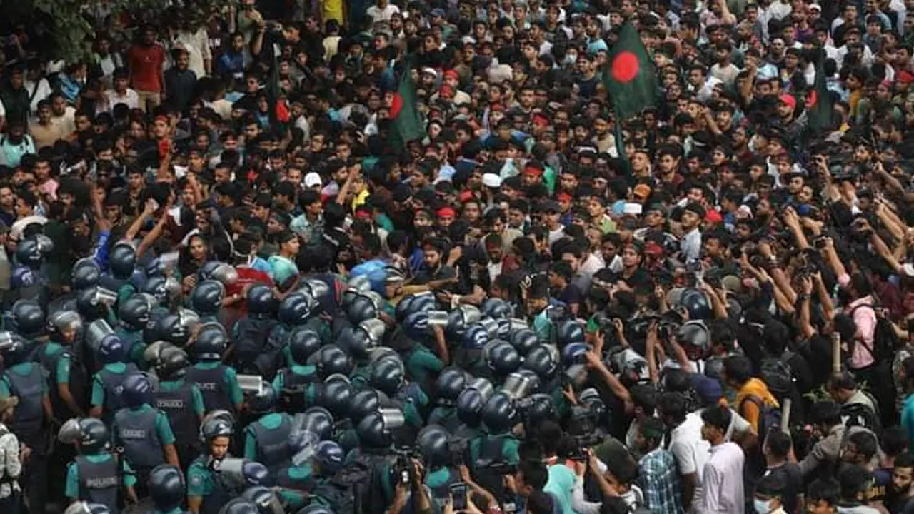 জনসমুদ্রে পরিণত হয়েছে শাহবাগ এলাকা। ছবি : সংগৃহীত
