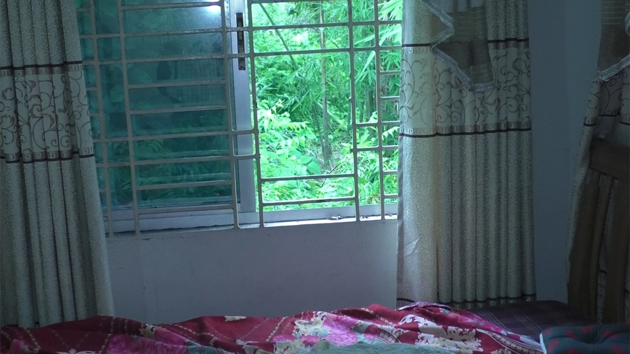 জানালার গ্রিল কেটে ডাকাতি। ছবি : কালবেলা