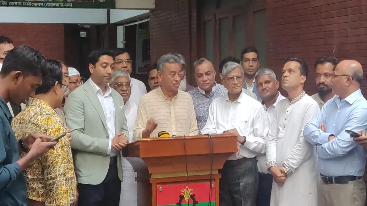 বৃহস্পতিবার (১১ জুলাই) বিকালে যুগপৎ আন্দোলনের কয়েকটি রাজনৈতিক দল ও জোটের সঙ্গে বৈঠক শেষে সংবাদমাধ্যমের সঙ্গে কথা বলেন বিএনপির স্থায়ী কমিটির সদস্য আমীর খসরু মাহমুদ চৌধুরী। ছবি : সংগৃহীত