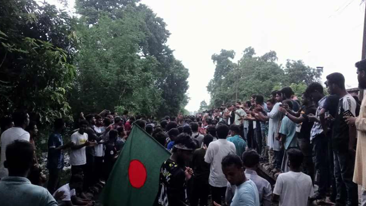 রেললাইন অবরোধ করে আন্দোলনে রাজশাহী বিশ্ববিদ্যালয়ের শিক্ষার্থীরা। ছবি : কালবেলা