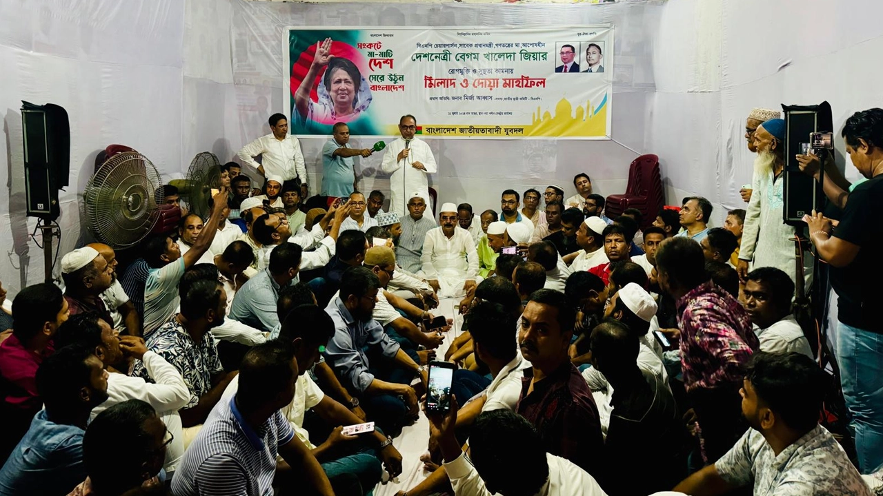 খালেদা জিয়ার রোগমুক্তি ও সুস্থতা কামনায় দোয়া ও মিলাদ মাহফিল করেছে জাতীয়তাবাদী যুবদল। ছবি : কালবেলা